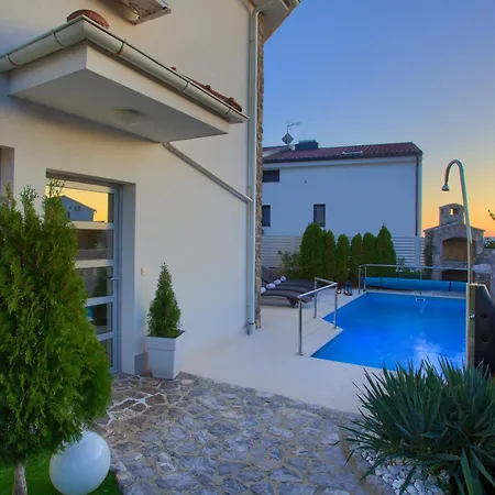 Miracle 2 With Heated Pool Krk Town