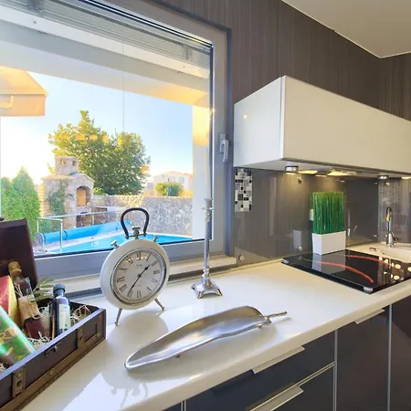 Villa Miracle 2 With Heated Pool *