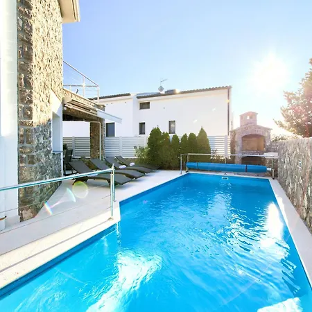 Villa Miracle 2 With Heated Pool