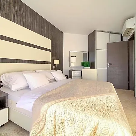 Miracle 2 With Heated Pool Βίλα Krk Town