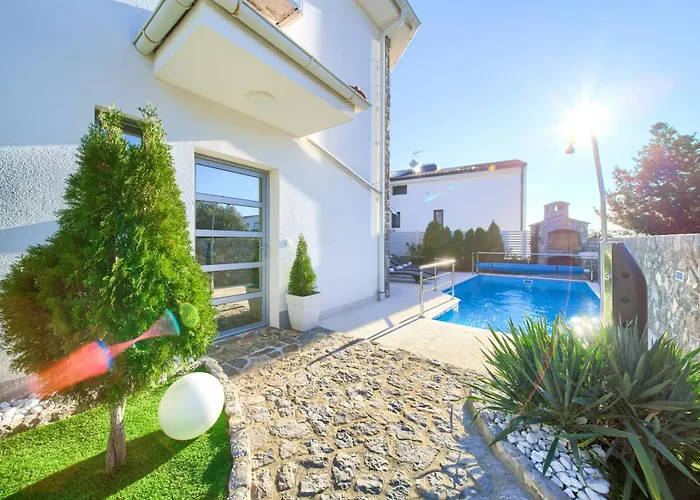 Miracle 2 With Heated Pool Villa *