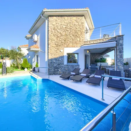 Villa Miracle 2 With Heated Pool