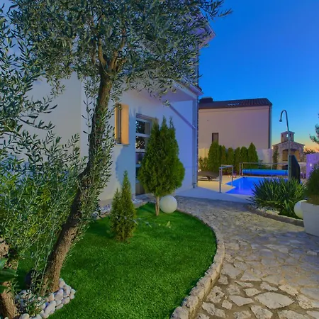 Miracle 2 With Heated Pool Villa