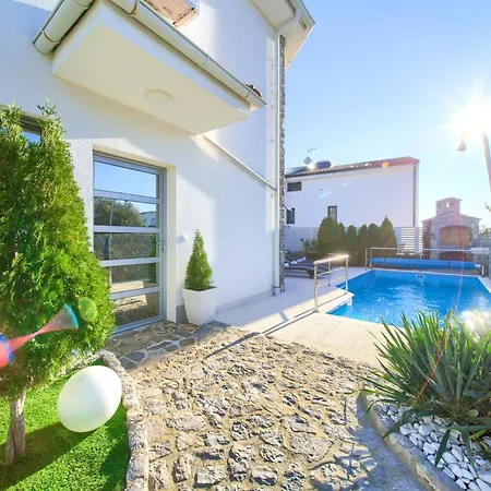 Miracle 2 With Heated Pool Villa *