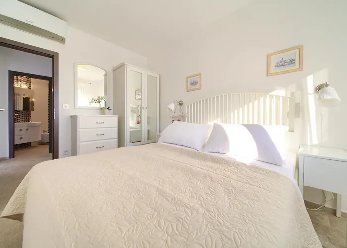 Villa Miracle 2 With Heated Pool *