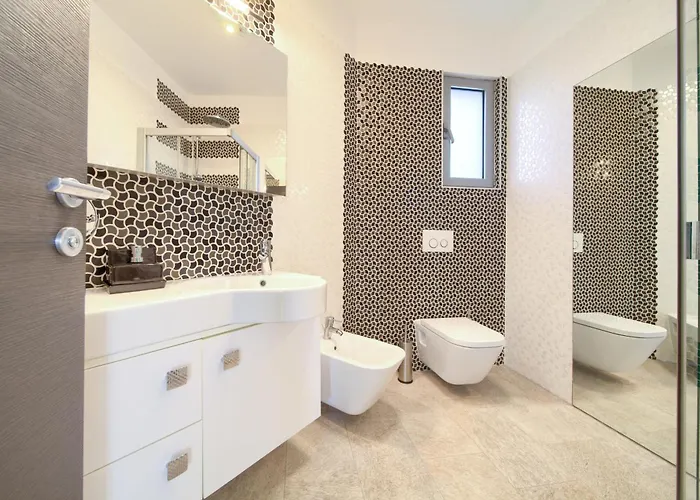 Villa Miracle 2 With Heated Pool Krk Town