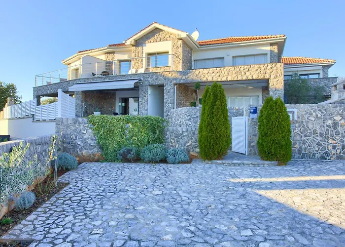 Villa Miracle 2 With Heated Pool *